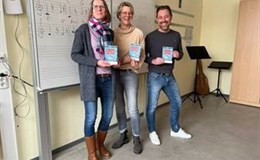 Freund Andre Marinesse vom RC Oldenburg bei der Übergabe der Bücher in der GS "Unter dem Regenbogen" in Oldenburg.