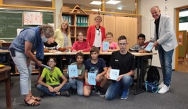 Frau Döhner, Frau Bredow Henze, Frau Alefs und Herr May (v.l.) überreichen die Logbücher der Klasse 6